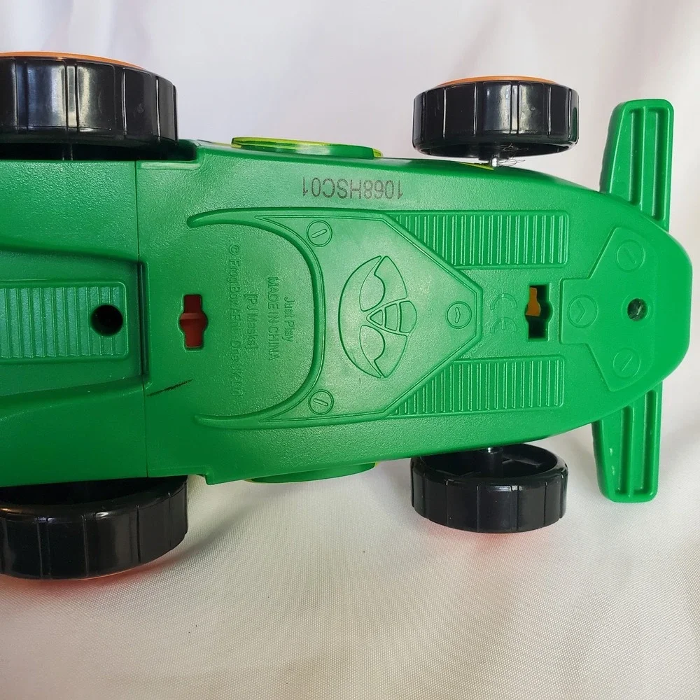 PJ Masks Gecko Green Race Car into the Night Gekko Vehicle Car‎ Toy racecar
